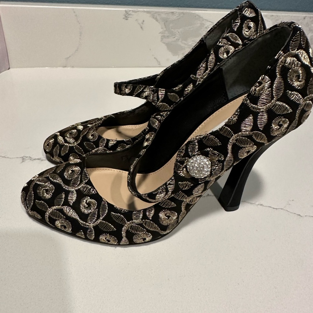 Nina gold and black formal pumps